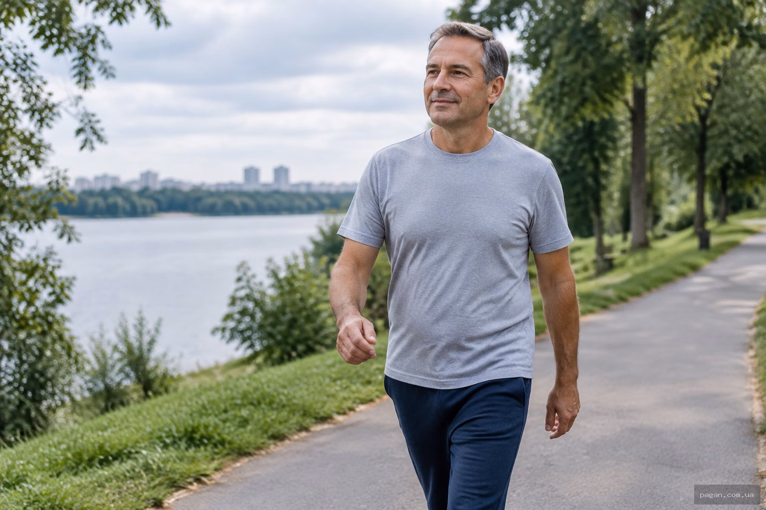 Чоловік лежить на килимку після виконання комплексу вправ при гіпертонії