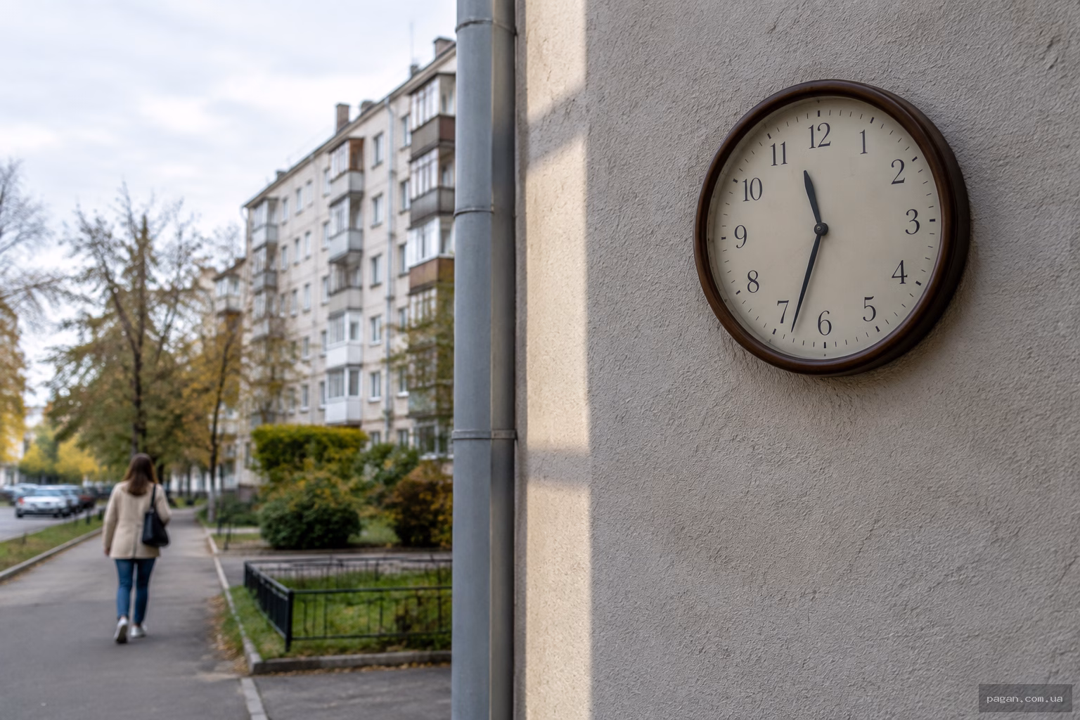 Аналоговий годинник зі стрілками на 11:33 на стіні квартири