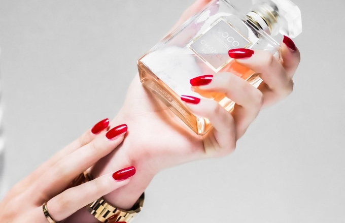 Chanel навіть не пахне: як відрізнити справжні парфуми від підробки (відео)