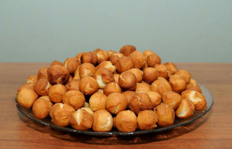 Пончики на згущеному молоці – швидко і смачно0