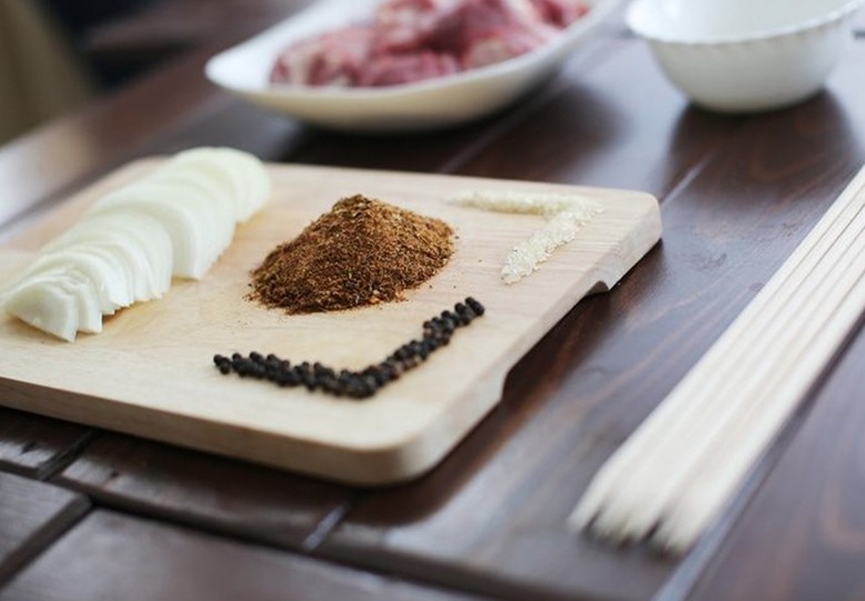 Шашлик зі свинини з найсмачнішим маринадом, щоб м’ясо було м’яким14