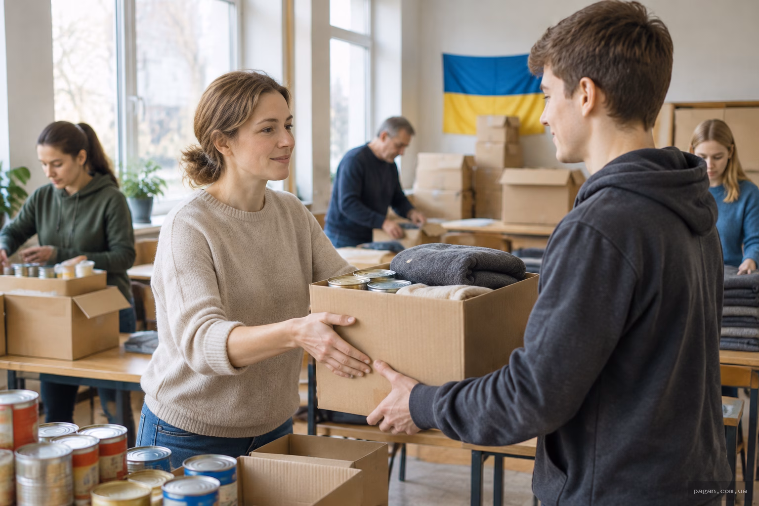 Волонтери пакують коробки з допомогою — служіння громаді за числом 249