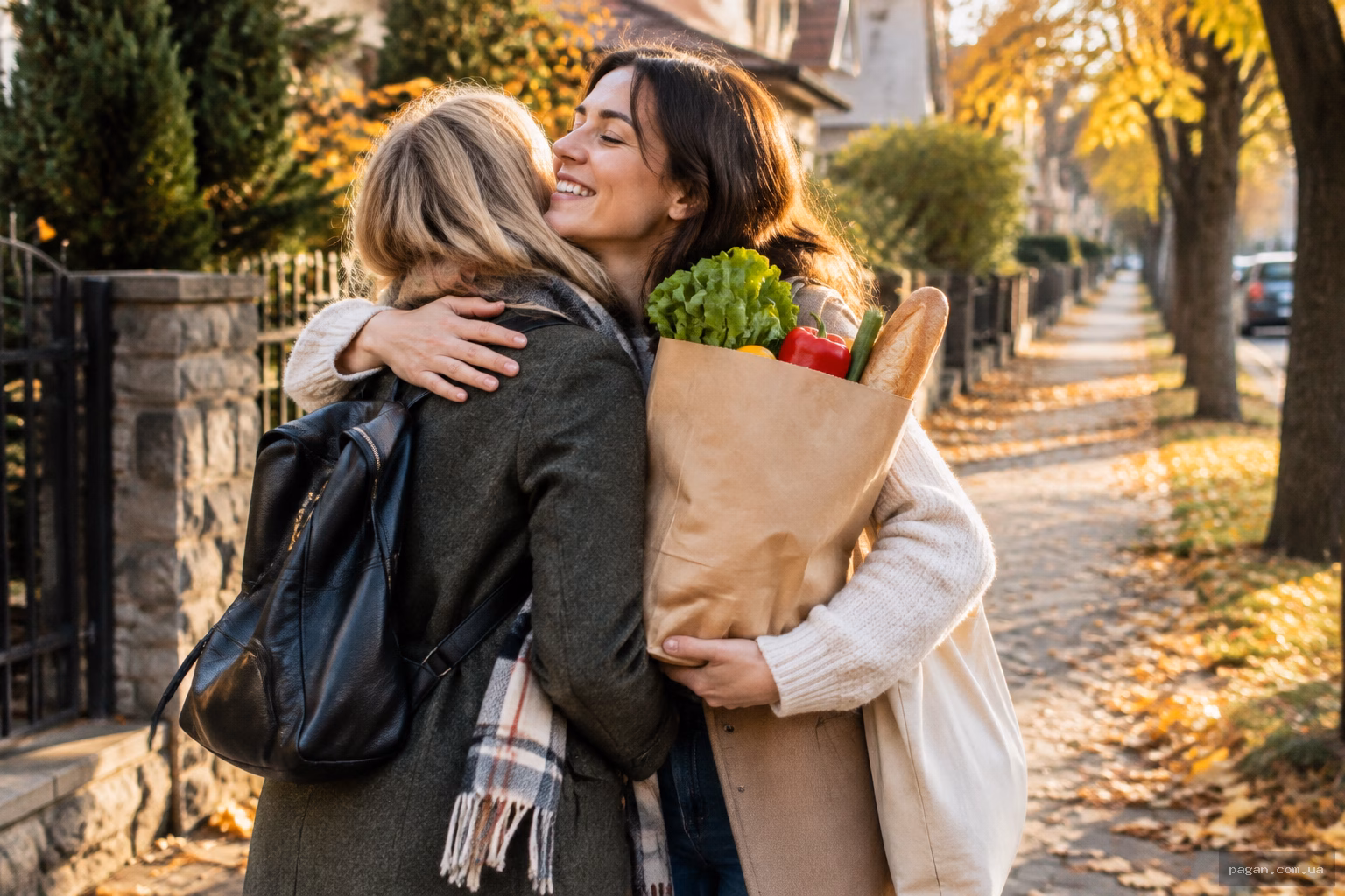 Двоє друзів обіймаються й передають пакет із продуктами на вулиці