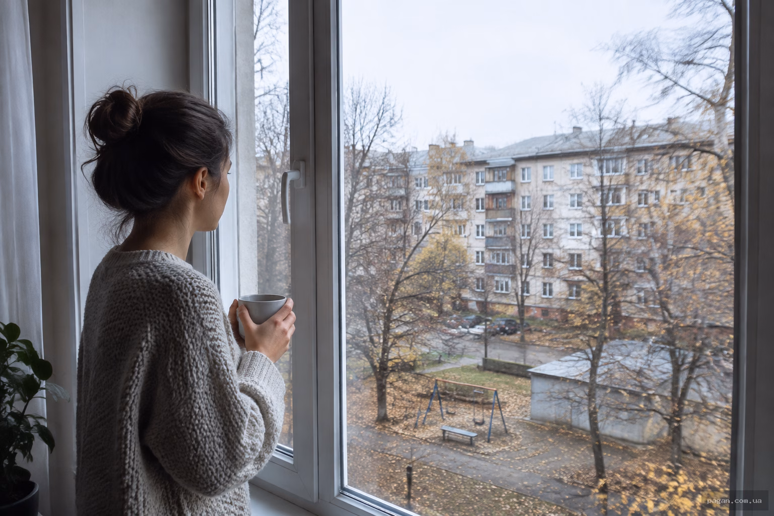 Жінка замислено дивиться у вікно, обмірковуючи послання числа 385