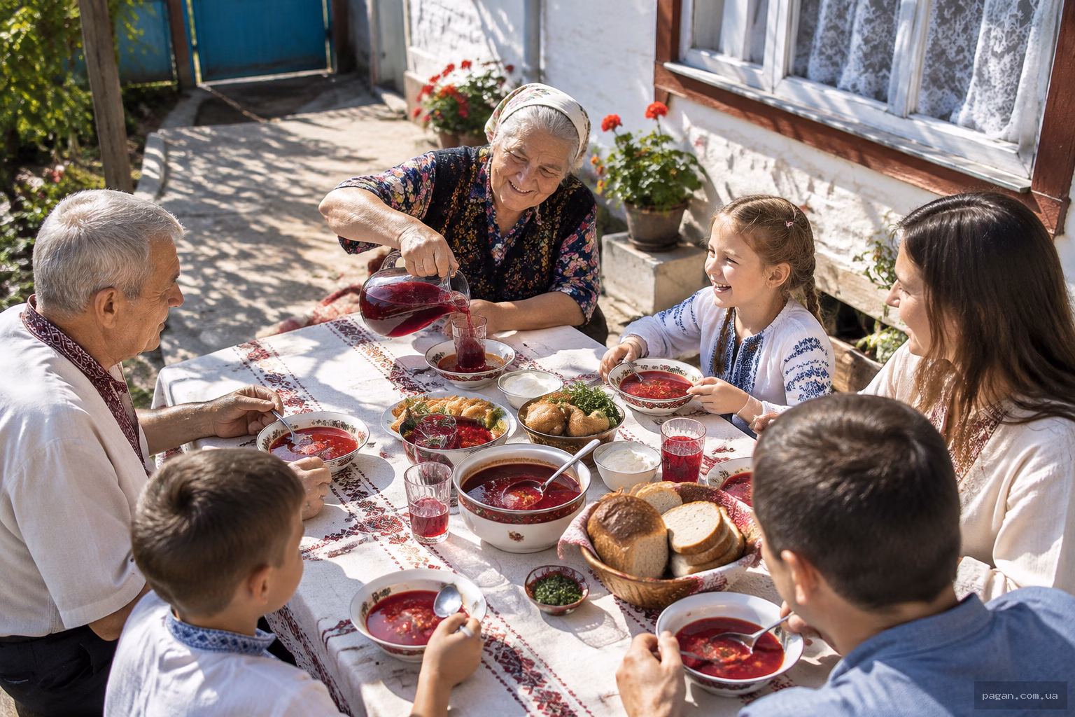 Родина за недільним обідом у затишному домі