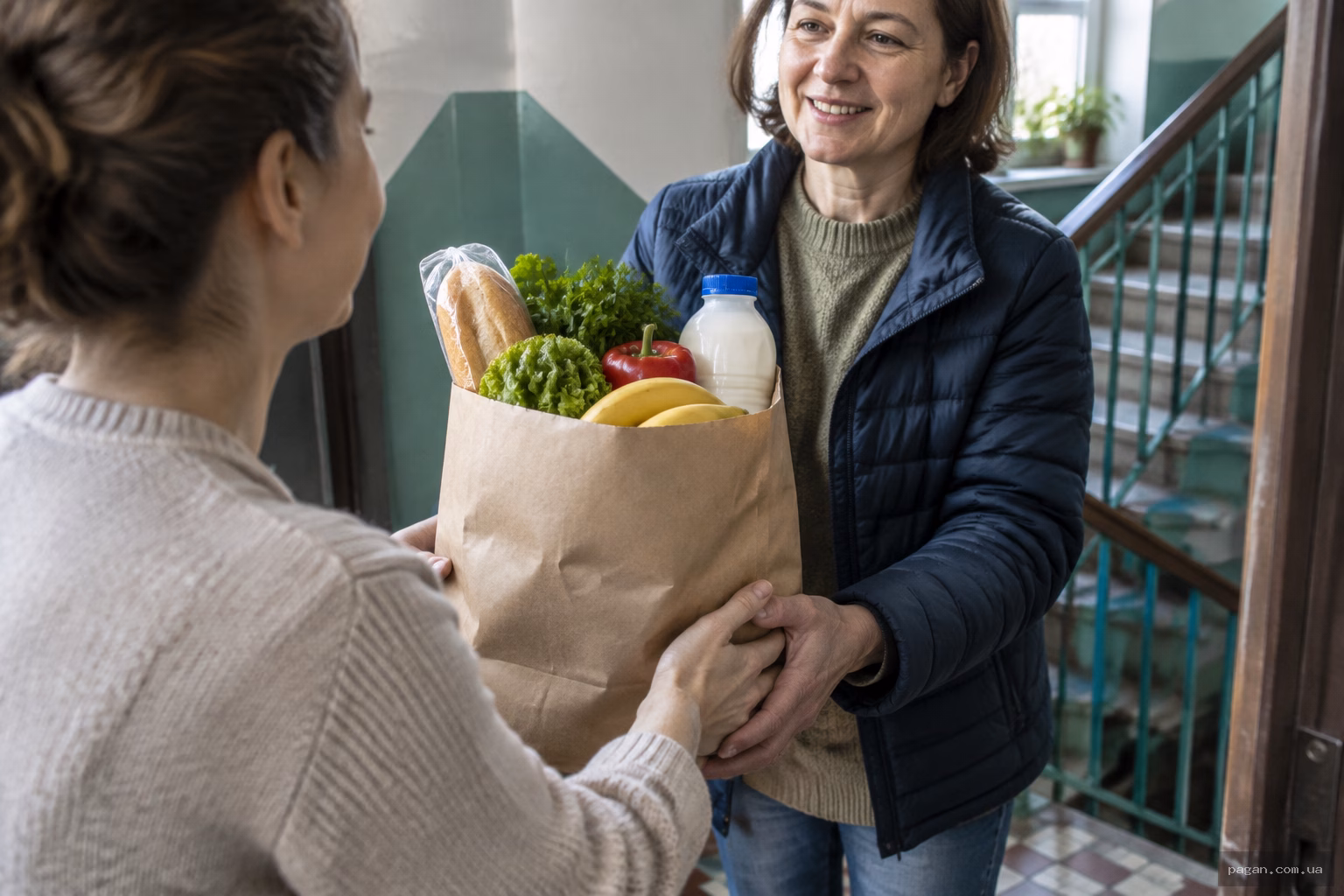 Сусіди передають продукти біля дверей — символ милосердя й підтримки спільноти