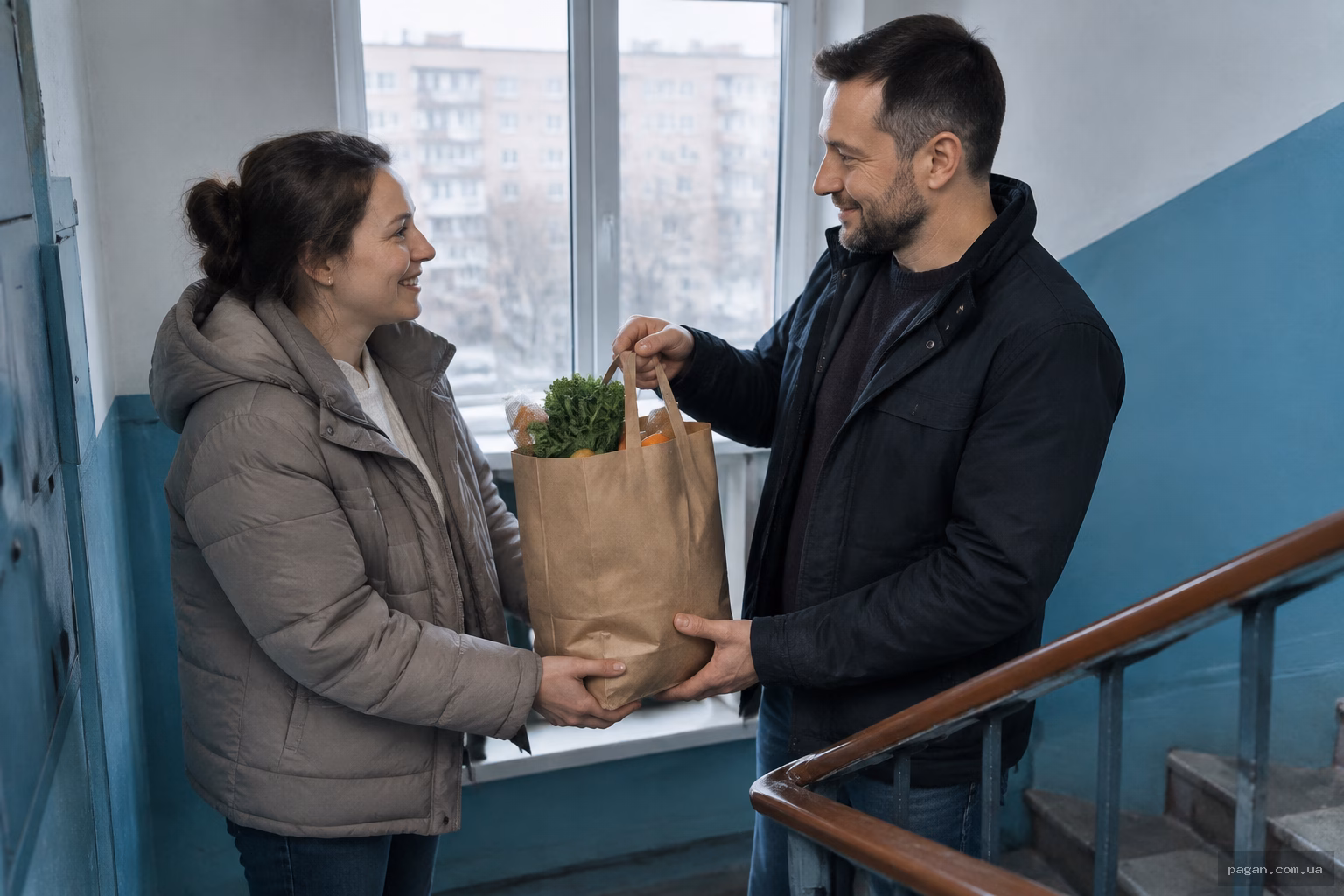 Сусіди на сходовому майданчику передають одне одному продукти як прояв доброї карми