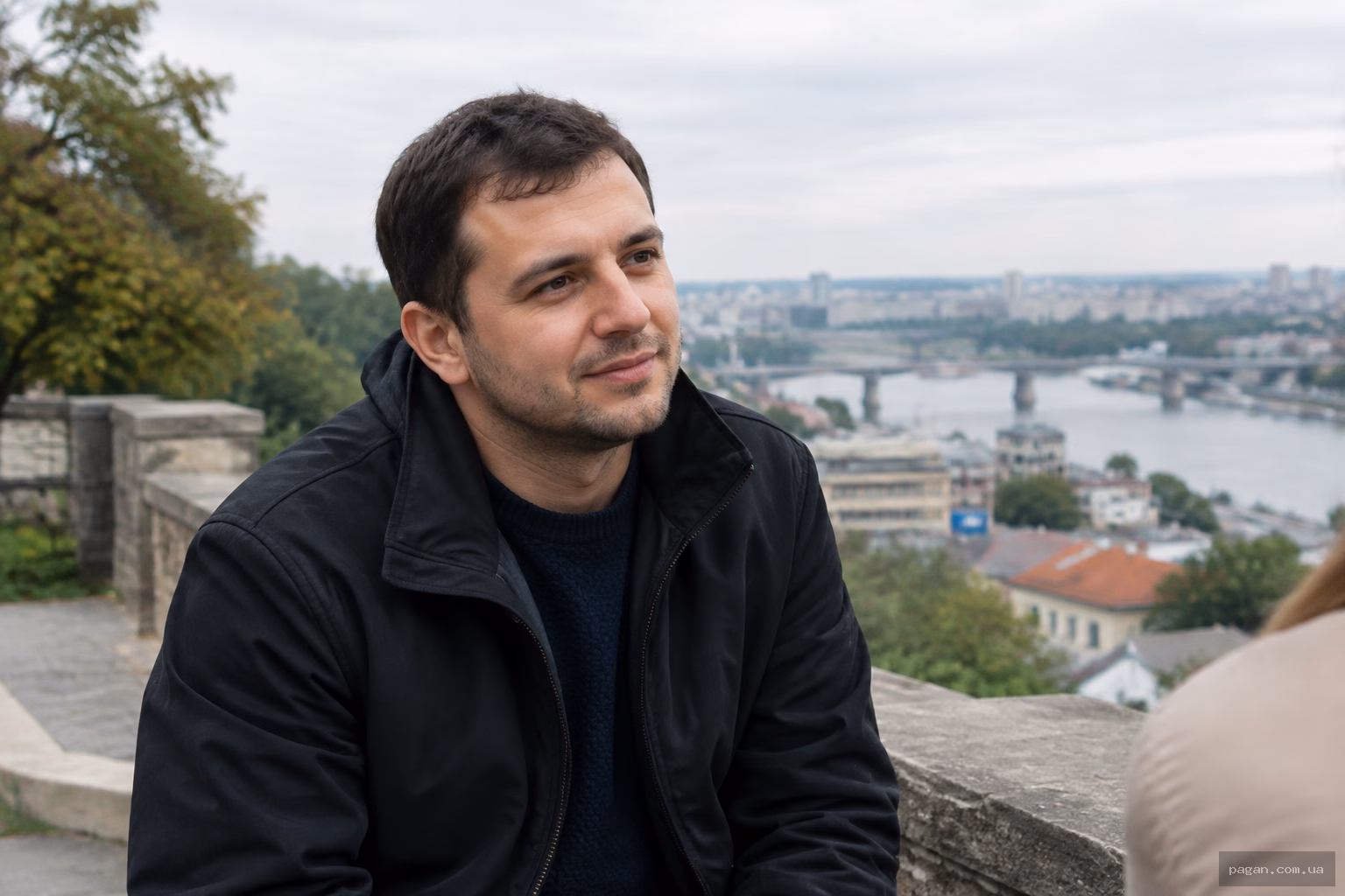 Руки відкривають стару дерев'яну скриньку, щоб залишити в ній записку