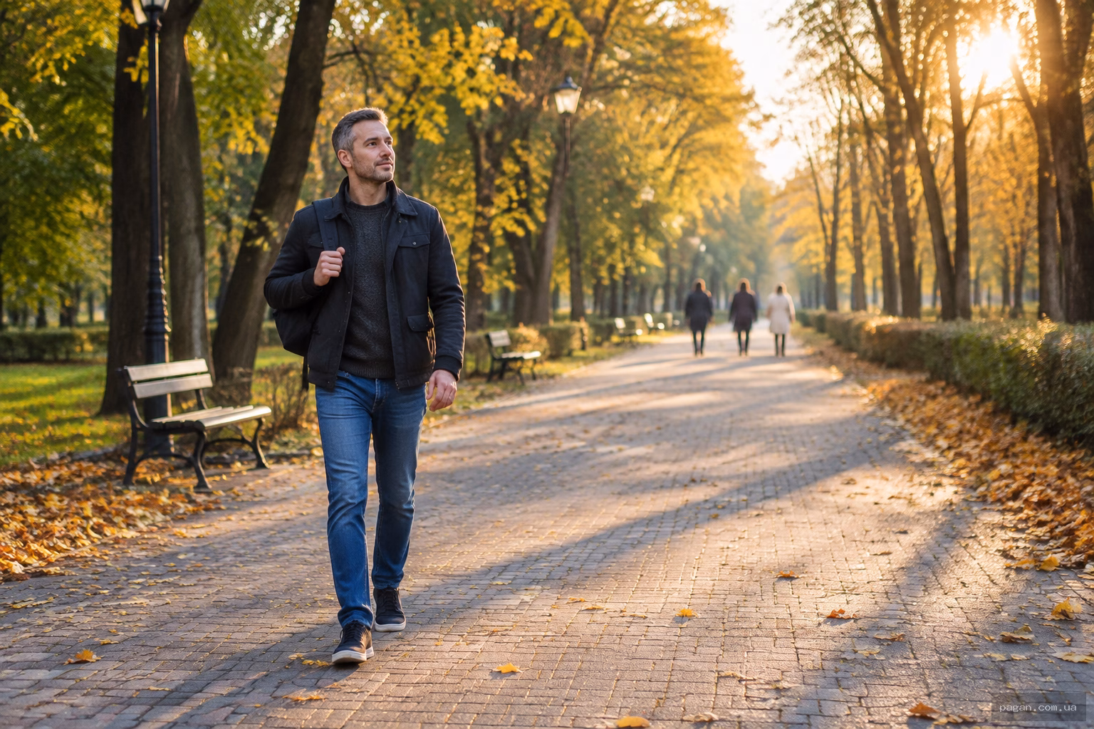 Чоловік упевнено крокує парковою алеєю — практична реакція на повторення числа 947