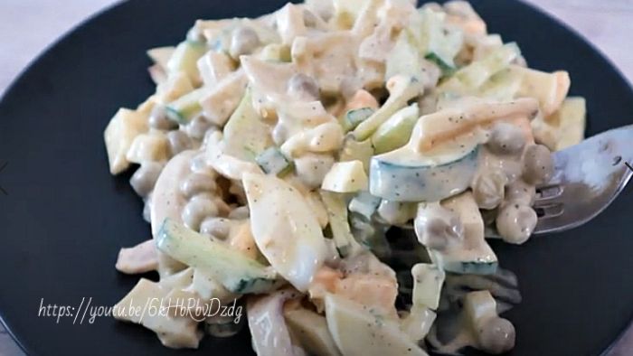 12 покрокових рецептів салату з кальмарами 2022: найсмачніші та найпростіші з фото