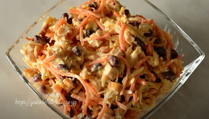 8 класичних рецептів салату з копченою куркою та корейською морквою: найсмачніші
