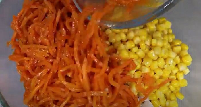 8 класичних рецептів салату з копченою куркою та корейською морквою: найсмачніші