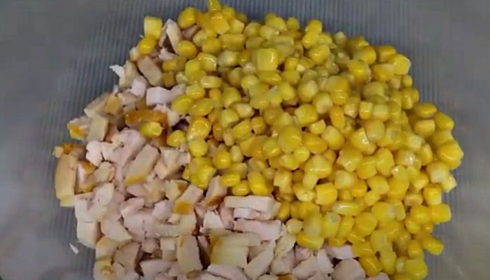 8 класичних рецептів салату з копченою куркою та корейською морквою: найсмачніші