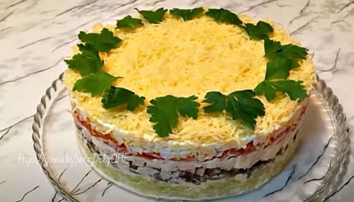 8 класичних рецептів салату з копченою куркою та корейською морквою: найсмачніші