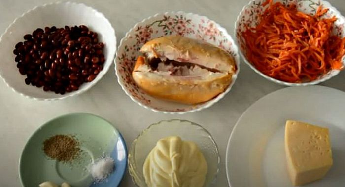 8 класичних рецептів салату з копченою куркою та корейською морквою: найсмачніші