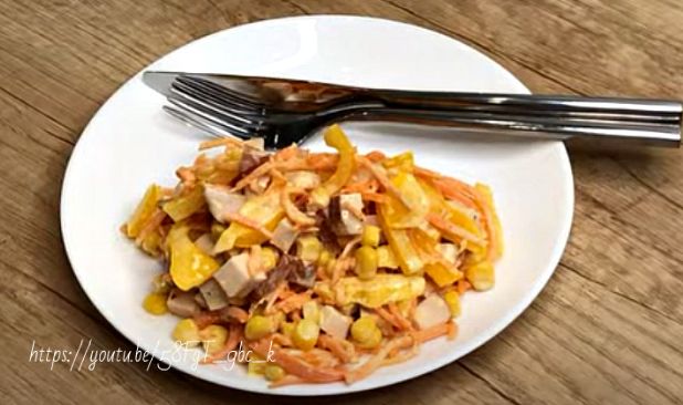 8 класичних рецептів салату з копченою куркою та корейською морквою: найсмачніші