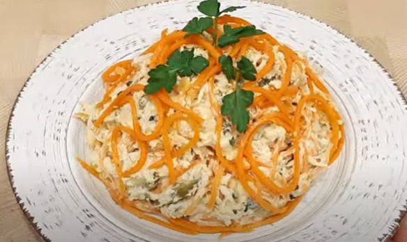 8 класичних рецептів салату з копченою куркою та корейською морквою: найсмачніші