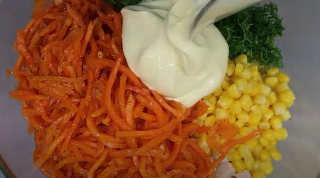 8 класичних рецептів салату з копченою куркою та корейською морквою: найсмачніші