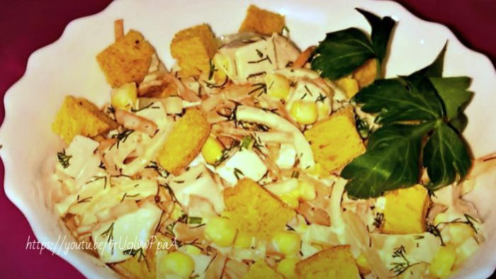 8 класичних рецептів салату з копченою куркою та корейською морквою: найсмачніші
