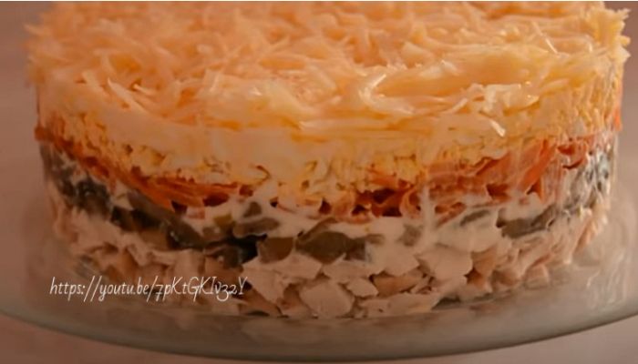 8 класичних рецептів салату з копченою куркою та корейською морквою: найсмачніші