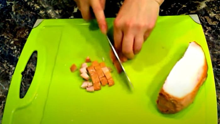 8 класичних рецептів салату з копченою куркою та корейською морквою: найсмачніші