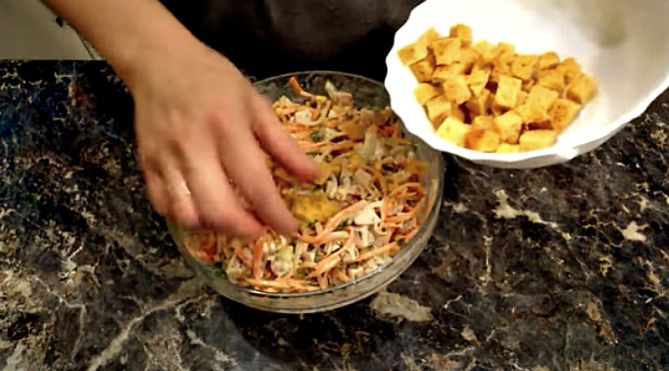 8 класичних рецептів салату з копченою куркою та корейською морквою: найсмачніші