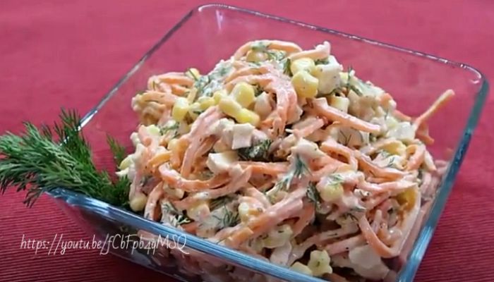 8 класичних рецептів салату з копченою куркою та корейською морквою: найсмачніші