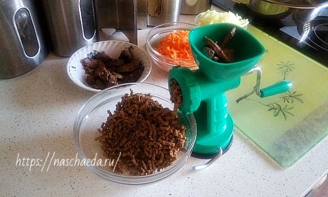 Покроковий рецепт начинки для млинців з яловичою печінкою 2022 року з фотографіями