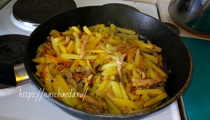 Простий рецепт смаженої картоплі з м'ясом та цибулею: покроковий з фото на сковороді