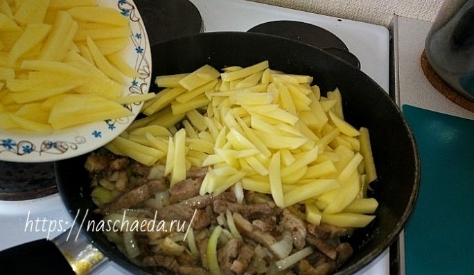 Простий рецепт смаженої картоплі з м'ясом та цибулею: покроковий з фото на сковороді