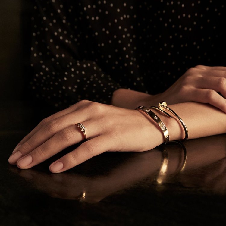 Кільце etincelle de Cartier на руці