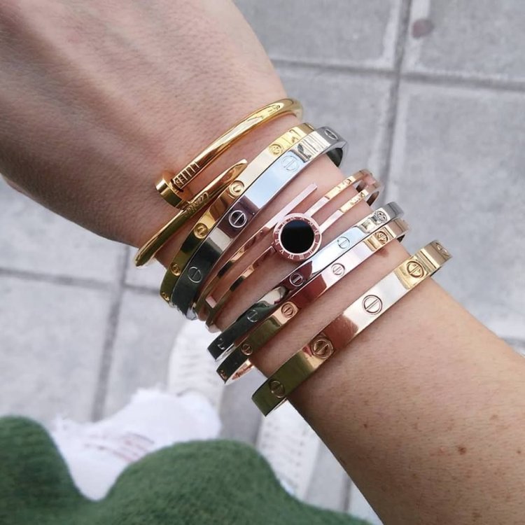 Cartier Love Bracelet Yellow Gold 10 Diamonds