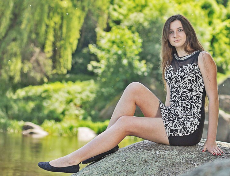 Дівчина в сукні та балетки