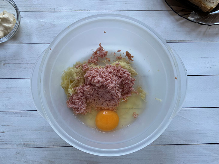 Гренки з тертою картоплею та сардельками - цікавий та незвичайний рецепт
