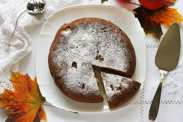 Шарлотка з яблуками на сковороді - пишна, ніжна та ароматна