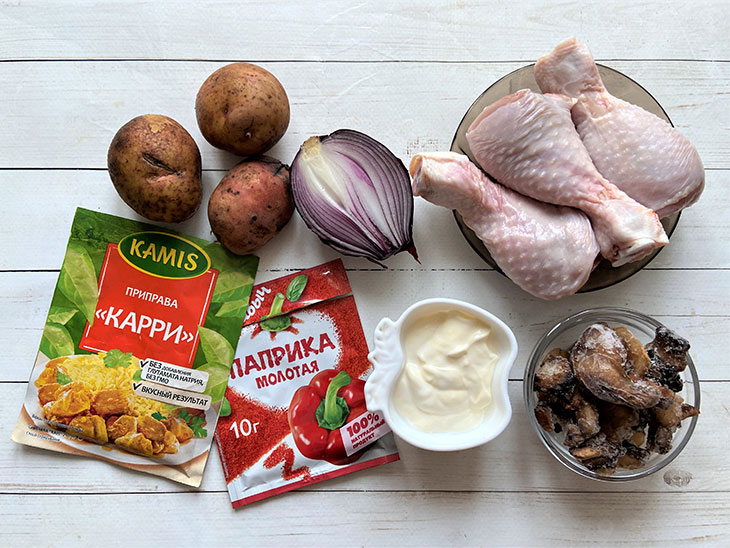 Курячі гомілки з грибами та картоплею - проста і ситна страва