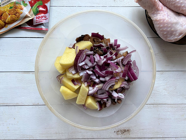 Курячі гомілки з грибами та картоплею - проста і ситна страва