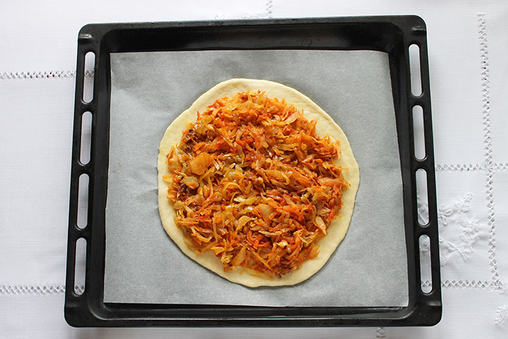 Пісний пиріг з капустою - пишний, м'який та ароматний