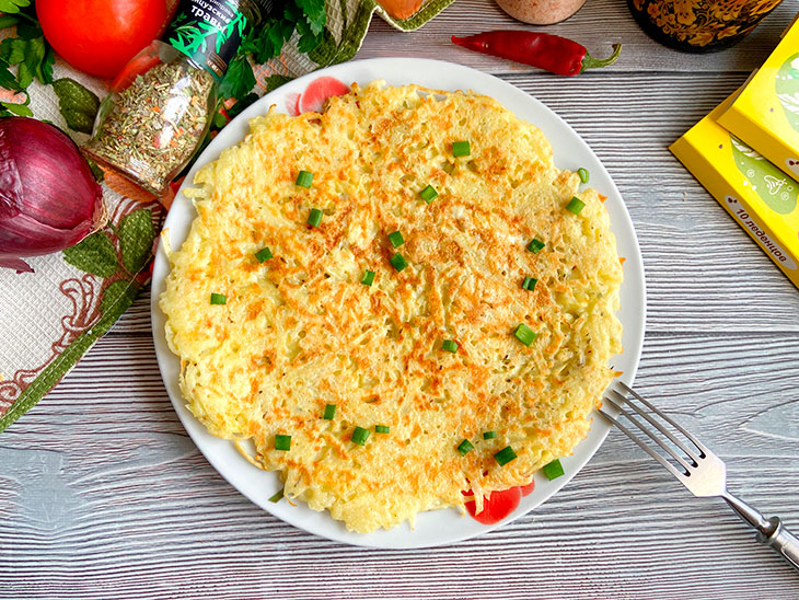 Великий драник на сковороді - ефектна та ситна страва