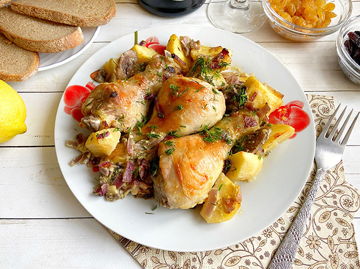 Курячі гомілки з грибами та картоплею - проста і ситна страва