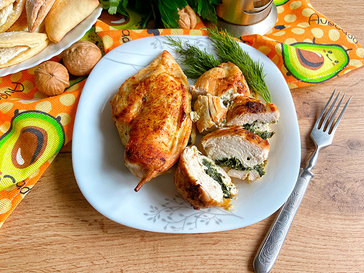 Соковита куряча грудка з сирною начинкою - чудова страва для всієї родини