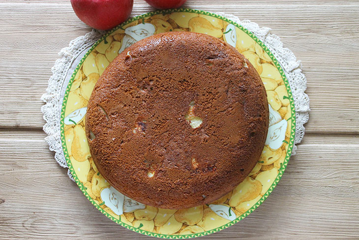 Шарлотка з яблуками на сковороді - пишна, ніжна та ароматна
