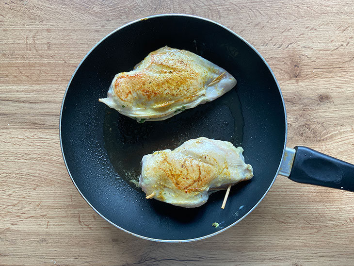 Соковита куряча грудка з сирною начинкою - чудова страва для всієї родини