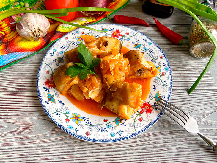 Навага в томатному соусі з цибулею - яскрава та ситна страва