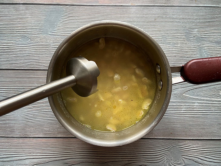 Суп з білої квасолі з песто - ніжний, поживний та оригінальний