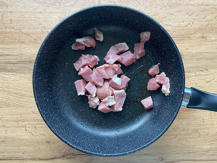 Макарони з грудинкою на сковороді - смачно, ситно та просто