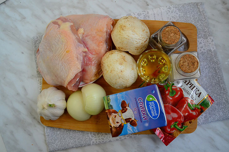 Курка з грибами у вершковому соусі - ніжна, смачна та ароматна