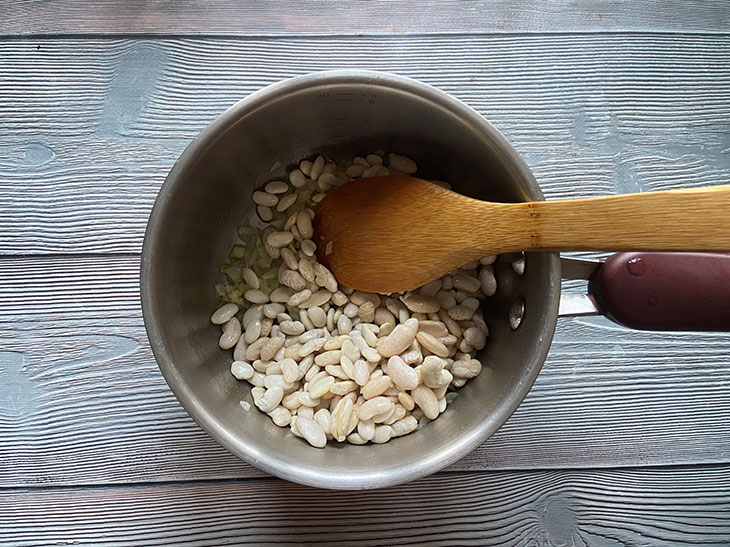 Суп з білої квасолі з песто - ніжний, поживний та оригінальний