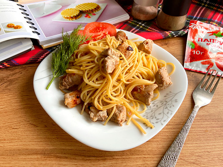 Макарони з грудинкою на сковороді - смачно, ситно та просто