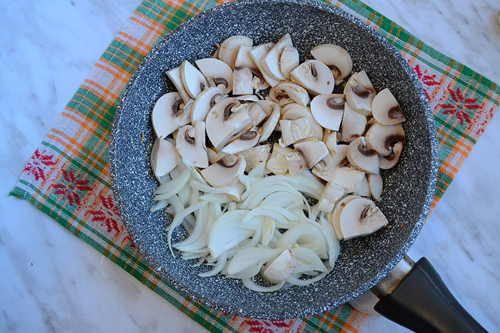 Галушки з куркою, грибами та цибулею - ситна та смачна страва